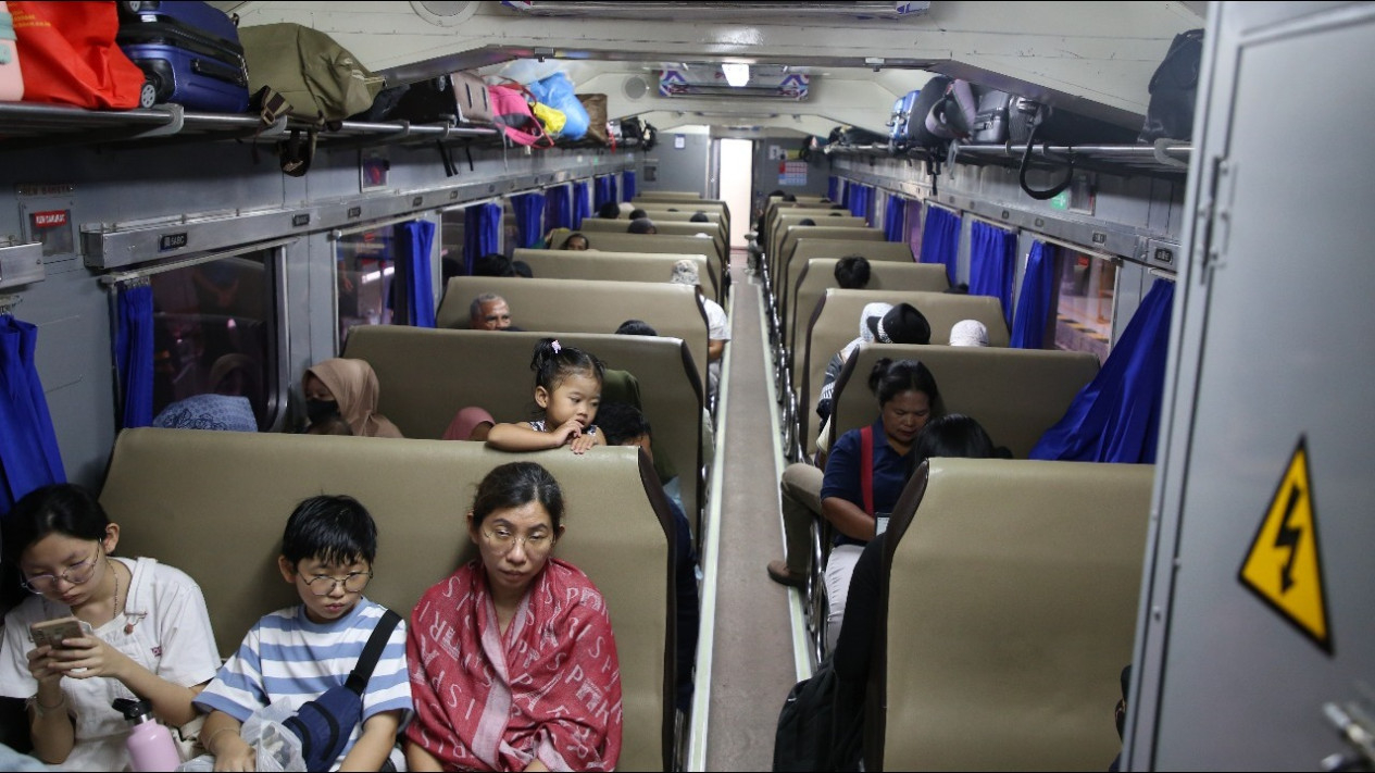 Penumpang kereta api di Stasiun Medan.