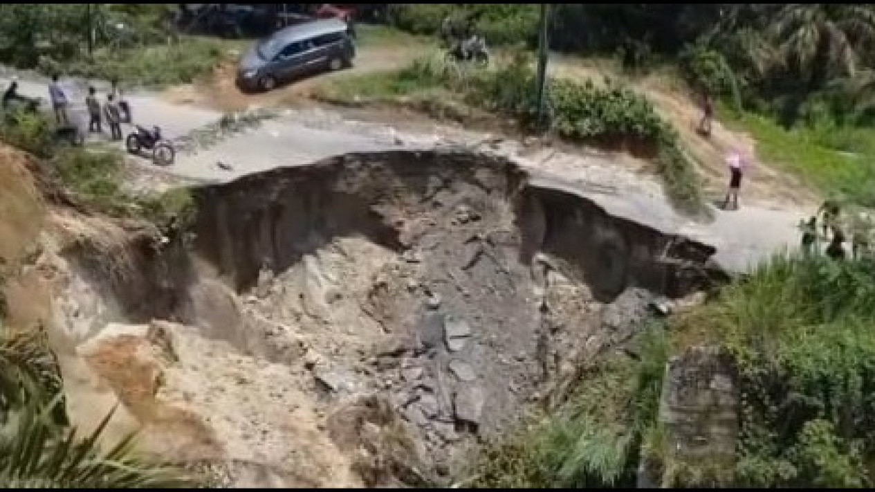Jalan penghubung Asahan-Simalungun terputus karena longsor.