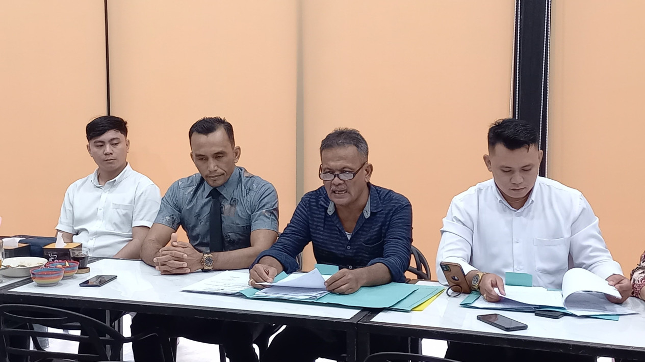 Hendrik Purba bersama Peradi Medan.