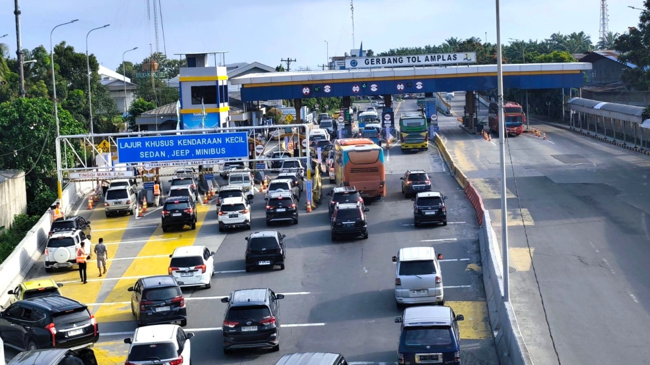 Gerbang tol Amplas ruas Belmera.