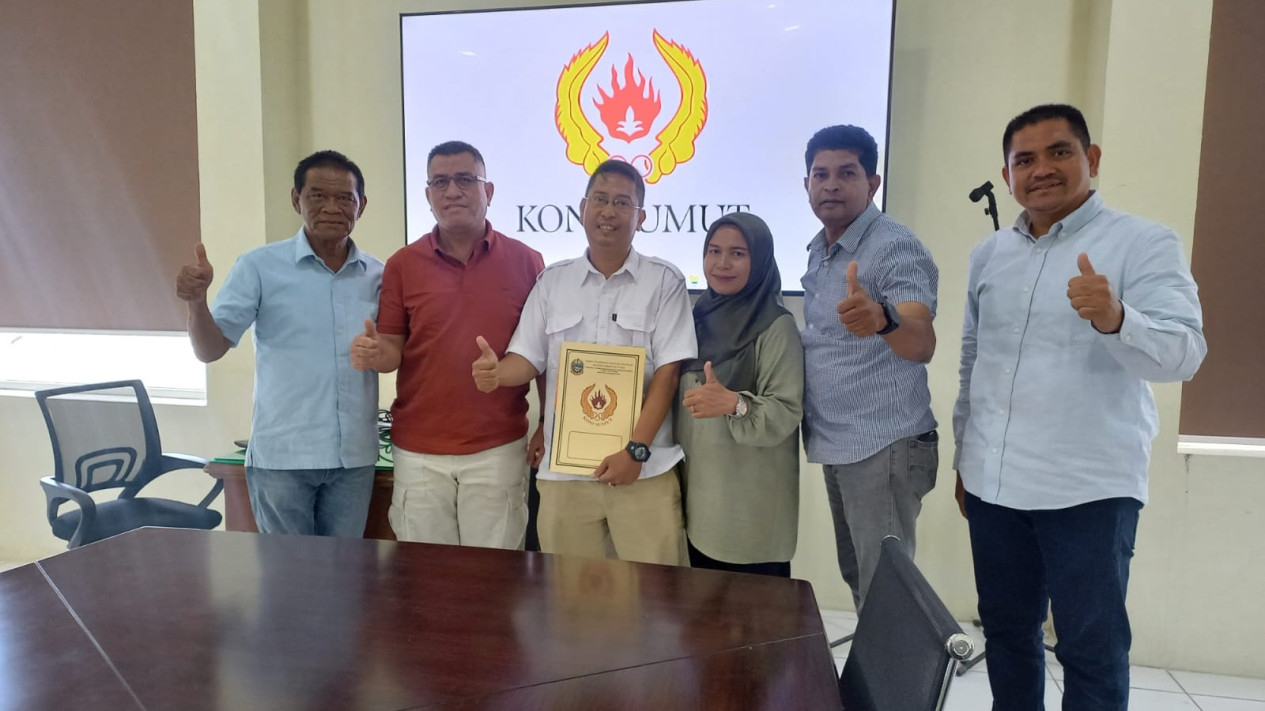 Perwakilan tim Parluatan Siregar mengambil formulir pendaftaran Bacalon Ketua Umum KONI Sumut.