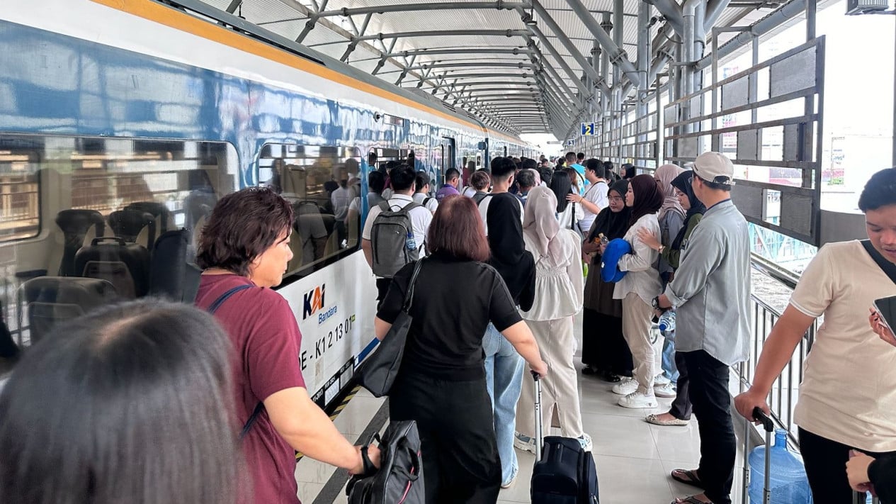 Aktivitas penumpang kereta api bandara di Medan.