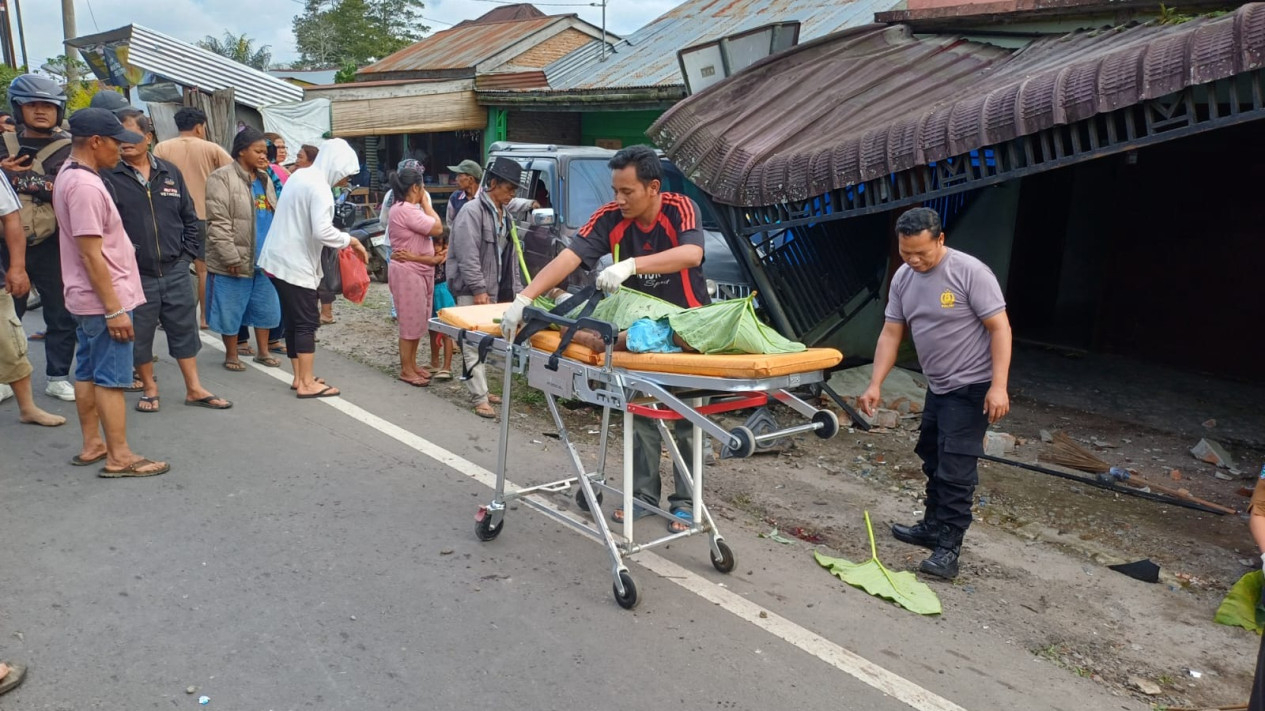Petugas mengevakuasi bocah 9 tahun korban tewas kecelakaan maut di Simalungun.