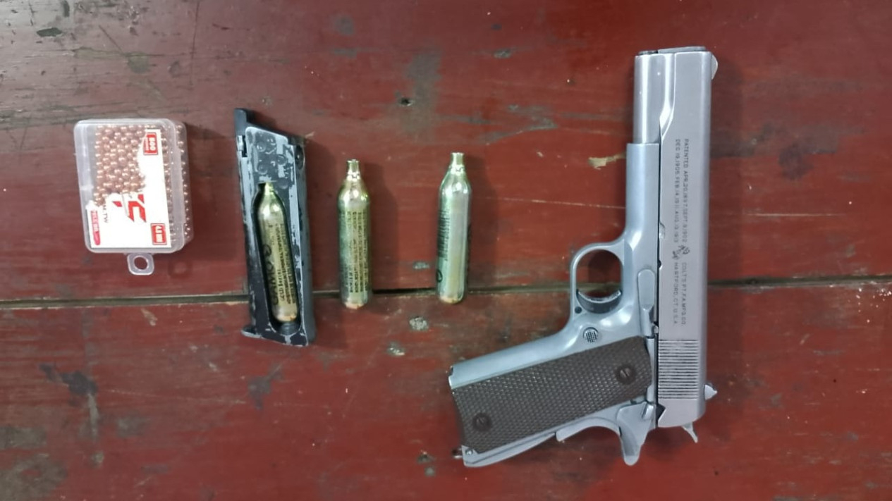 Softgun pelaku yang todongkan ke mantan istrinya.