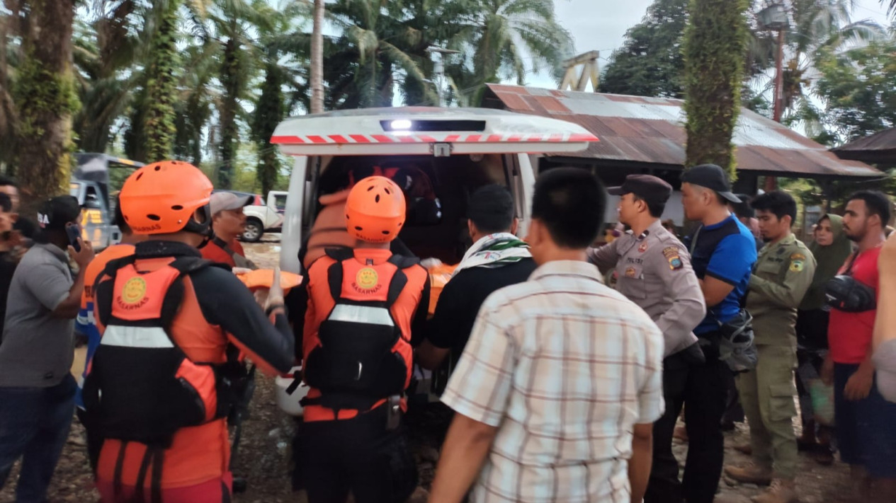 Proses evakuasi jasad bayi berusia 6 bulan yang tenggelam di Sungai Barumun, Kabupaten Palas.