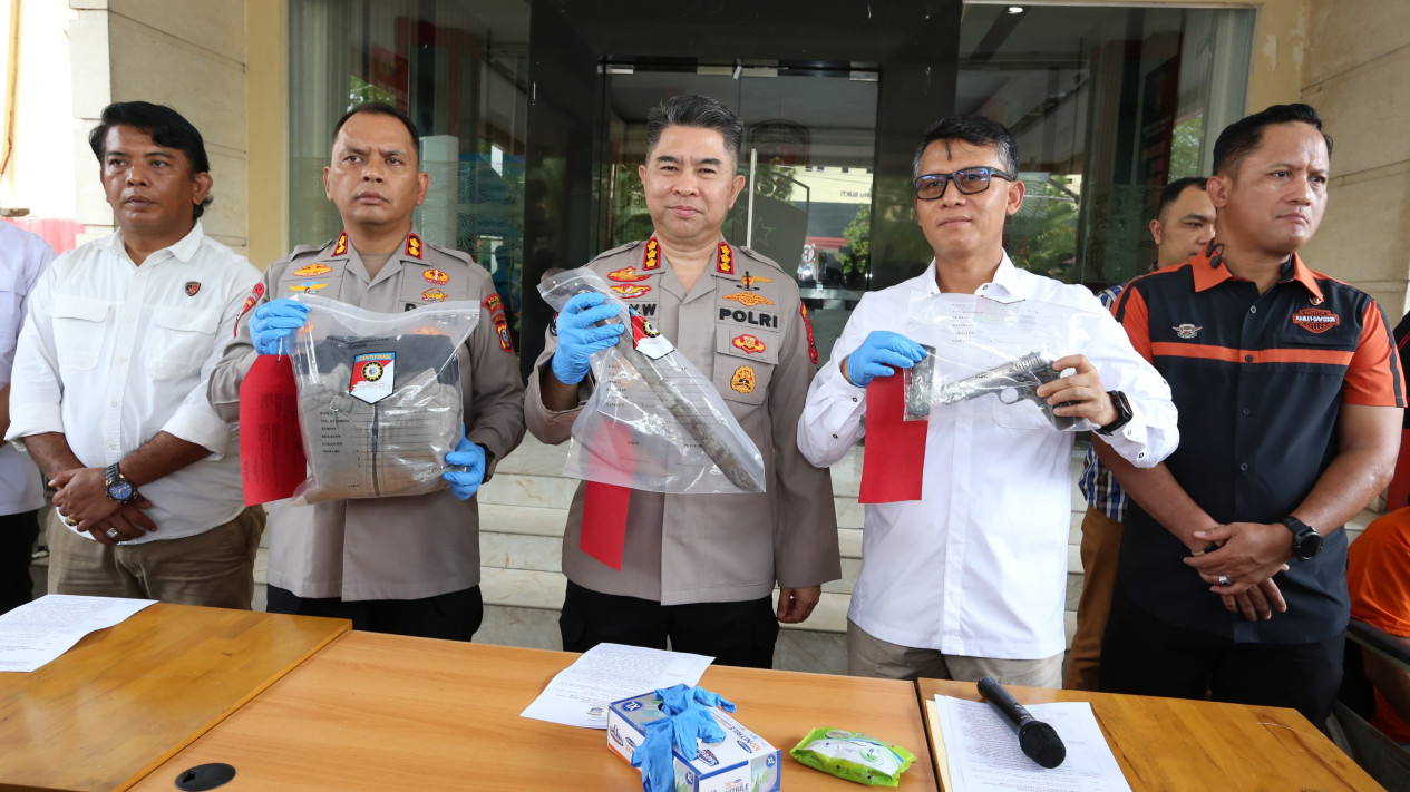Polisi tunjukan senpi dan parang pelaku gagal merampok.
