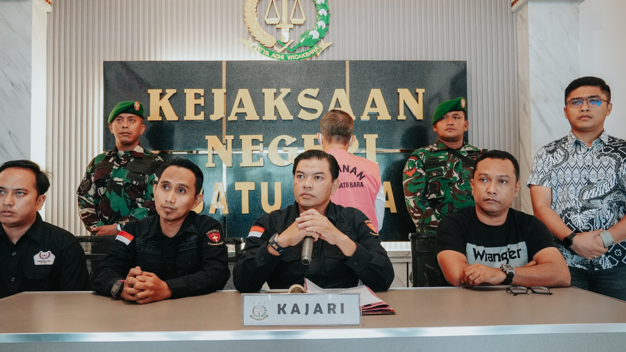 Kejari Batubara berikan keterangan pers penahanan Kadis Kominfo Sumut, Ilyas Sitorus terkait kasus korupsi.