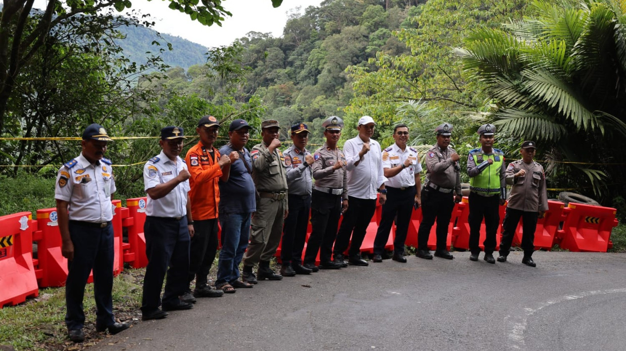 Dishub Sumut pasang pembatas jalan pasca mobil minibus terjun ke jurang di Langkat.