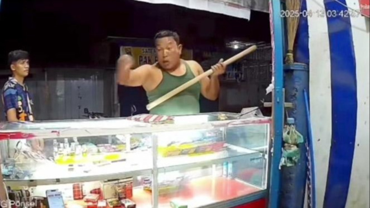 Seorang pria viral saat menganiaya penjaga konter handphone.