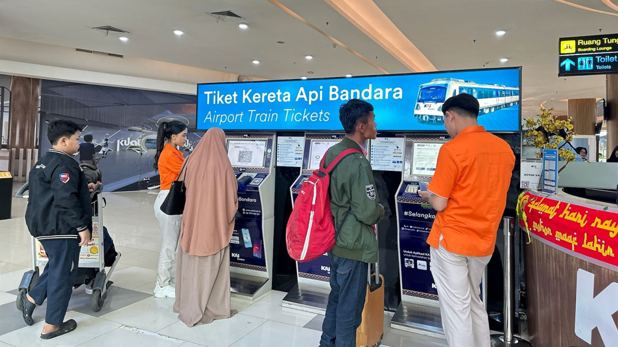 Aktivitas penumpang KA Bandara di Stasiun Medan.