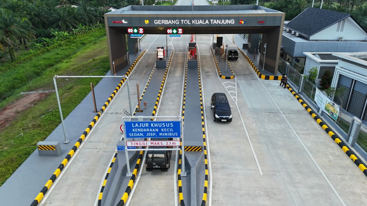Gerbang tol Kuala Tanjung.