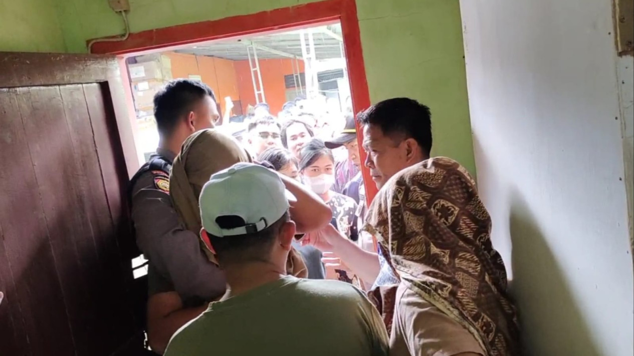 Oknum anggota KPU Nias Barat selingkuh dengan wanita digrebek istri sah dan warga.
