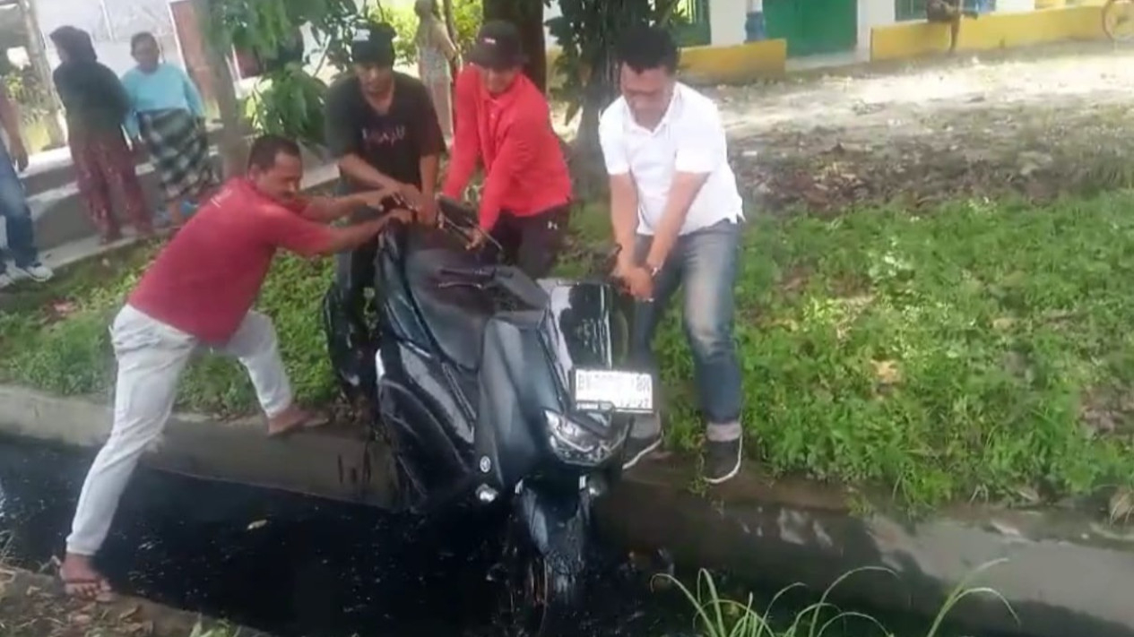 Sepeda motor pengedar sabu kecebur ke parit saat diamankan petugas.