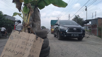 Tak Kunjung Diperbaiki, Masyarakat Langkat ‘Tanam’ Pohon Pisang di Jalan Rusak