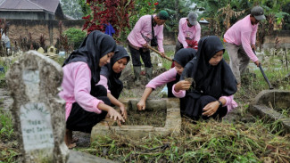 Sambut Ramadan, Srikandi Ganjar Bersihkan Makam di Deliserdang