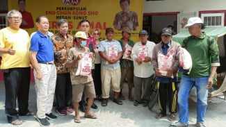 Hasyim dan Perkumpulan Eng Chun Kong Sho Bagikan 500 Paket Beras ke Abang Becak di Medan