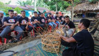 Bantu Angkut Hasil Panen, Ganjar Milenial Latih Petani Produksi Keranjang