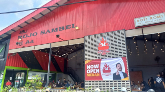 Raffi Ahmad buka Outlet Asli Rojo Sambal Si Aa di Medan. Raffi Ahmad buka Outlet Asli Rojo Sambal Si Aa di Medan.