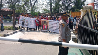 Ratusan Masyarakat Desa Besilam BL Geruduk Kantor Kejari Langkat dan PN Stabat