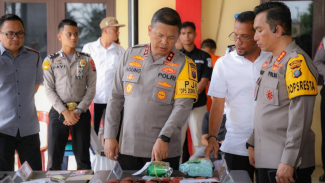 Kapolda Sumut, Irjen Pol Agung Setya Imam Effendi tunjukkan barang bukti narkoba jaringan internasional. Kapolda Sumut, Irjen Pol Agung Setya Imam Effendi tunjukkan barang bukti narkoba jaringan internasional.