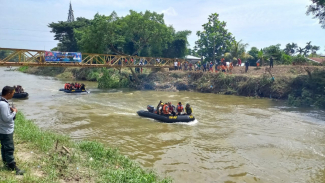 Aksi normalisasi Sungai Deli di Jalan Yos Sudarso sepanjang 34,5 km. Aksi normalisasi Sungai Deli di Jalan Yos Sudarso sepanjang 34,5 km.