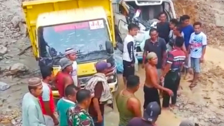 Petugas bersama warga evakuasi korban tertimbun longsor di lokasi penambangan batu di Kabupaten Asahan. Petugas bersama warga evakuasi korban tertimbun longsor di lokasi penambangan batu di Kabupaten Asahan.