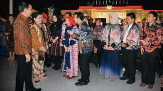 Pj Gubernur Sumut Hassanudin bersama istri, Ny Dessy Hassanudin bertemu Presiden RI Joko Widodo dan Ibu Negara, Iriana Jokowi di Istana Presiden. Pj Gubernur Sumut Hassanudin bersama istri, Ny Dessy Hassanudin bertemu Presiden RI Joko Widodo dan Ibu Negara, Iriana Jokowi di Istana Presiden.