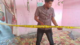 Petugas amankan TKP suami bakar istri di Langkat. Petugas amankan TKP suami bakar istri di Langkat.