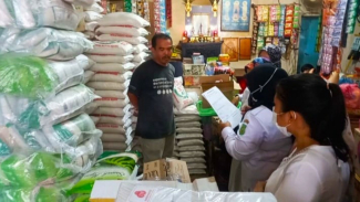 Petugas mengambil sampel beras untuk mendeteksi beras plastik atau beras sintesis. Petugas mengambil sampel beras untuk mendeteksi beras plastik atau beras sintesis.