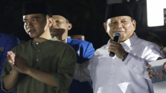 Gibran Rakabuming Raka bersama Prabowo Subianto. Gibran Rakabuming Raka bersama Prabowo Subianto.