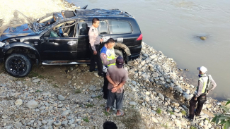 Polisi amankan lokasi mobil terjun ke Sungai Batang Serangan, Langkat. Polisi amankan lokasi mobil terjun ke Sungai Batang Serangan, Langkat.