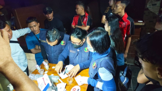 Petugas melakukan tes urine kepada pengunjung. Petugas melakukan tes urine kepada pengunjung.