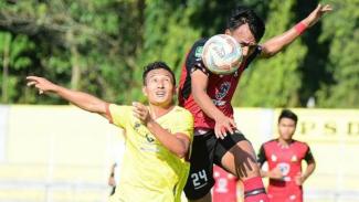 Pemain Sada Sumut berebut bola dengan pemain Sriwijaya FC. Pemain Sada Sumut berebut bola dengan pemain Sriwijaya FC.