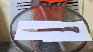 Barang bukti sebilah parang diamankan dari pelaku. Barang bukti sebilah parang diamankan dari pelaku.