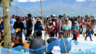 Ribuan wisatawan dan masyarakat memadati kawasan waterfront Pangururan, Samosir, salah satu lokasi Aquabike Jetski Championship Danau Toba 2023. Ribuan wisatawan dan masyarakat memadati kawasan waterfront Pangururan, Samosir, salah satu lokasi Aquabike Jetski Championship Danau Toba 2023.