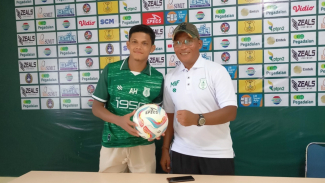 Pelatih PSMS, Miftahudin Mukson bersama pemain, Aziz Hutagalung. Pelatih PSMS, Miftahudin Mukson bersama pemain, Aziz Hutagalung.