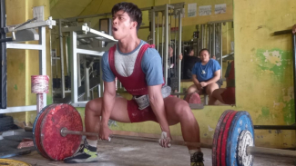 Atlet angkat berat PON Sumut latihan. Atlet angkat berat PON Sumut latihan.