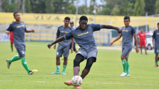 Striker PSMS, Jose Valencia. Striker PSMS, Jose Valencia.