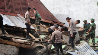 Material longsor dan banjir bandang di Humbahas merusak rumah warga. Material longsor dan banjir bandang di Humbahas merusak rumah warga.