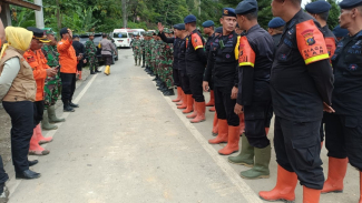 Tim SAR, TNI dan Polri lakukan pencarian korban longsor dan banjir bandang di Humbahas hingga kawasan Danau Toba. Tim SAR, TNI dan Polri lakukan pencarian korban longsor dan banjir bandang di Humbahas hingga kawasan Danau Toba.