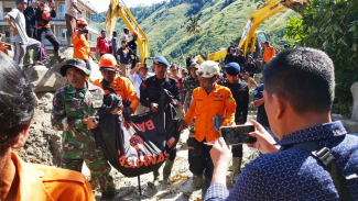 Petugas mengevakuasi korban tewas longsor dan banjir bandang di Humbahas. Petugas mengevakuasi korban tewas longsor dan banjir bandang di Humbahas.