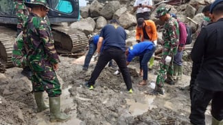 Proses pencarian korban banjir bandang di Humbahas. Proses pencarian korban banjir bandang di Humbahas.