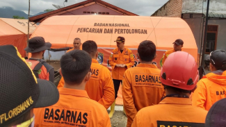 Tim Basarnas dikerahkan melakukan operasi pencarian korban longsor dan banjir bandang di Humbahas. Tim Basarnas dikerahkan melakukan operasi pencarian korban longsor dan banjir bandang di Humbahas.