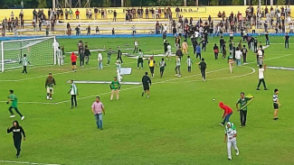 Hasil seri 0-0 PSMS vs PSPS membuat suporter geram dan masuk ke dalam lapangan. Hasil seri 0-0 PSMS vs PSPS membuat suporter geram dan masuk ke dalam lapangan.