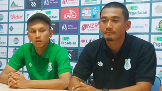 Asisten pelatih PSMS, Legimin Raharjo (kanan) bersama pemain, Rachmat Hidayat. Asisten pelatih PSMS, Legimin Raharjo (kanan) bersama pemain, Rachmat Hidayat.