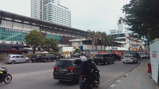Arus lalu lintas di depan Stasiun Besar kereta api Medan.