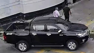 Mobil terparkir di atas trotoar terekam CCTV. Mobil terparkir di atas trotoar terekam CCTV.