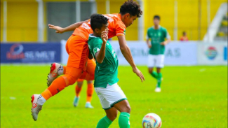 Pemain PSMS berebut bola dengan pemain Persiraja. Pemain PSMS berebut bola dengan pemain Persiraja.