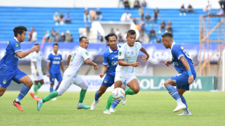 Penyerang PSMS, Nico Malau dikawal pemain PSIM. Penyerang PSMS, Nico Malau dikawal pemain PSIM.