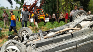 Kecelakaan itu menewaskan pengemudi mobil di tempat.